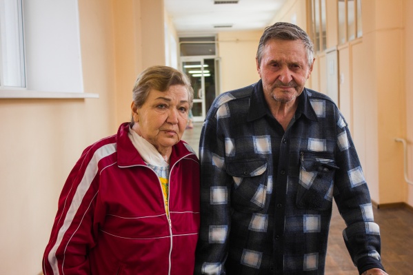 Супруги Нина и Анатолий Роговы вместе уже более 50 лет — в последнее время Нина Тимофеевна является опекуном мужа, так как он частично парализован. Ранее Анатолий Иванович был лётчиком, а его супруга работала в детском саду Супруги Нина и Анатолий Роговы вместе уже более 50 лет — в последнее время Нина Тимофеевна является опекуном мужа, так как он частично парализован. Ранее Анатолий Иванович был лётчиком, а его супруга работала в детском саду