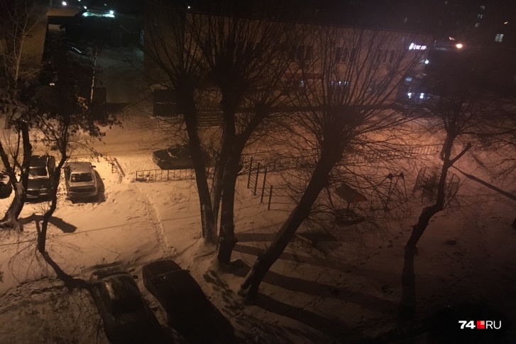 В этот двор на ЧМЗ съезжались полиция, ОМОН и скорые, но ничего опасного не обнаружили В этот двор на ЧМЗ съезжались полиция, ОМОН и скорые, но ничего опасного не обнаружили