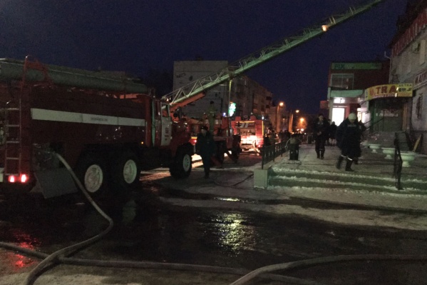 Пожарные использовали автолестницы и автоматические коленчатые подъёмники Пожарные использовали автолестницы и автоматические коленчатые подъёмники