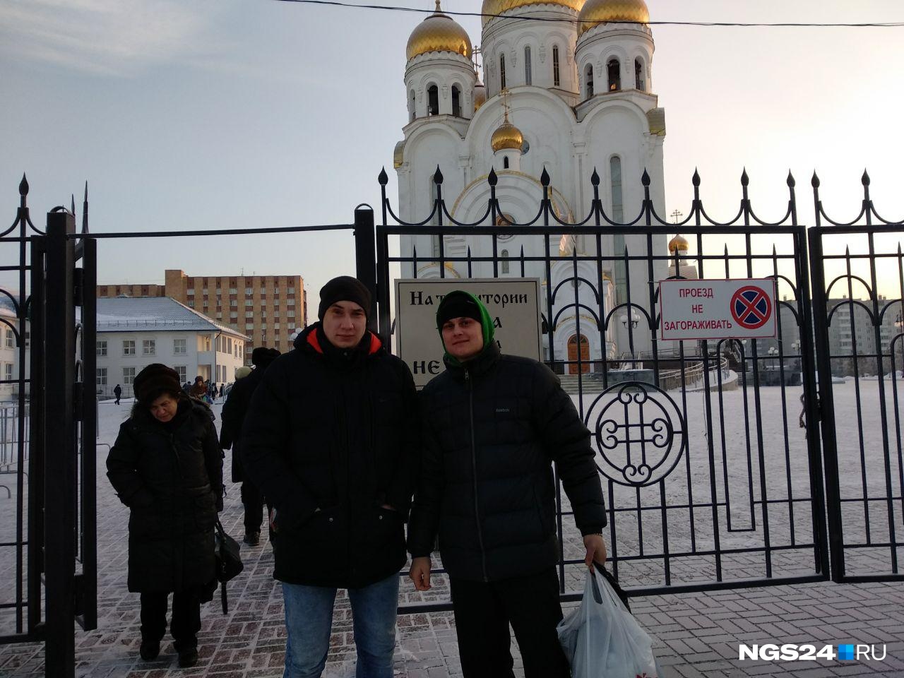 Алексей и Андрей только что вышли из раздевалки, уже окунулись Алексей и Андрей только что вышли из раздевалки, уже окунулись