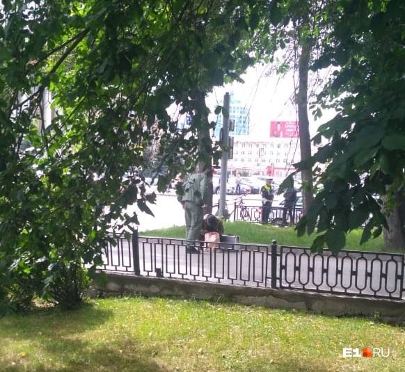 Екатеринбуржец нашел бесхозный пакет, сообщил в полицию и стал наблюдать: что из этого вышло