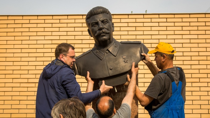 Скандальный памятник Сталину поставили на Большевистской