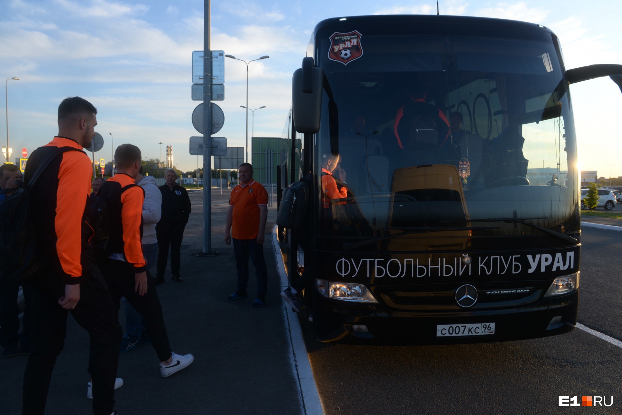 В Самару пригнали фирменный автобус «Урала»