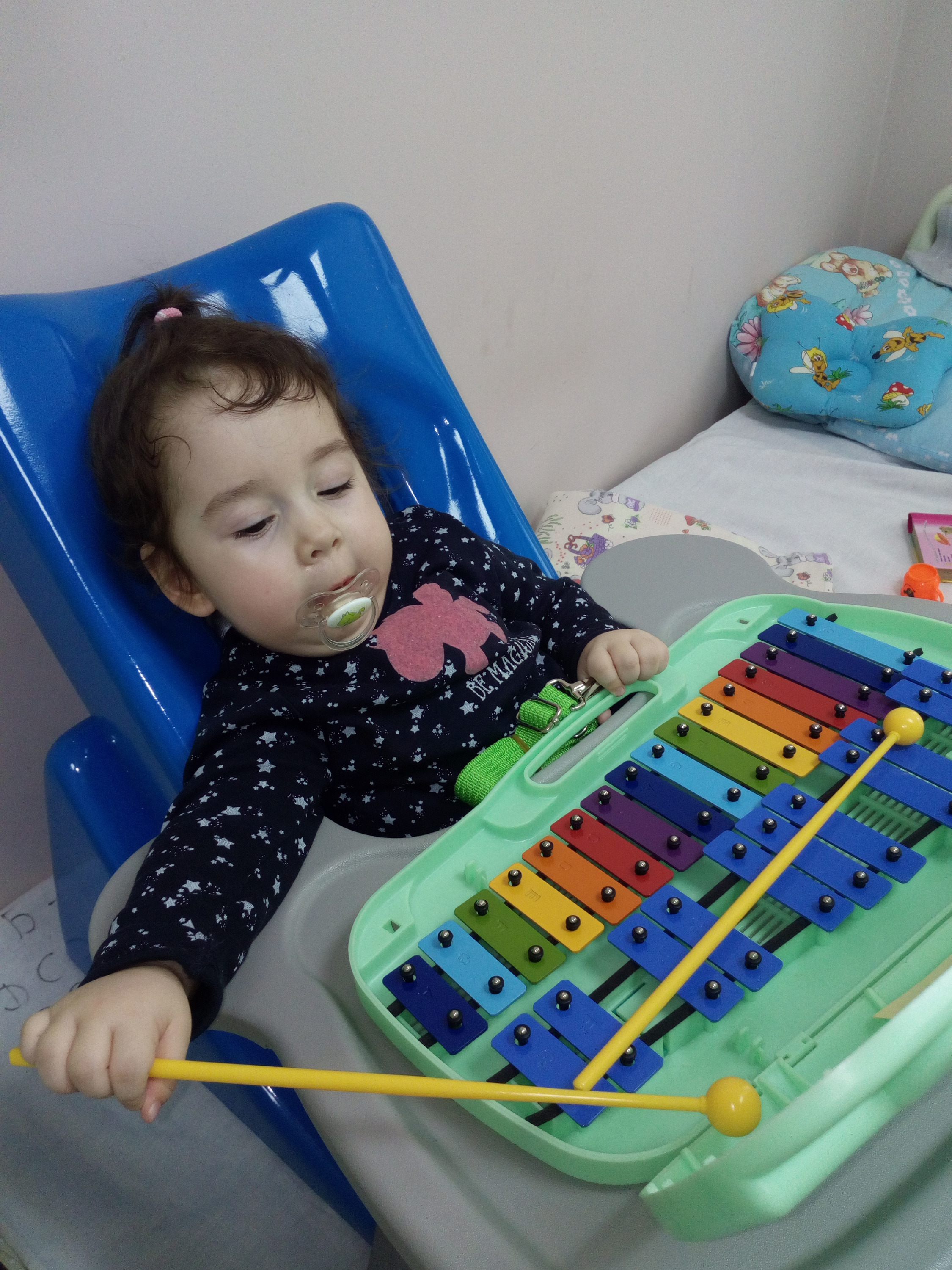 Мама Ники не теряет надежды, что дочке выделят необходимый препарат и она сможет развиваться, как обычный ребёнок