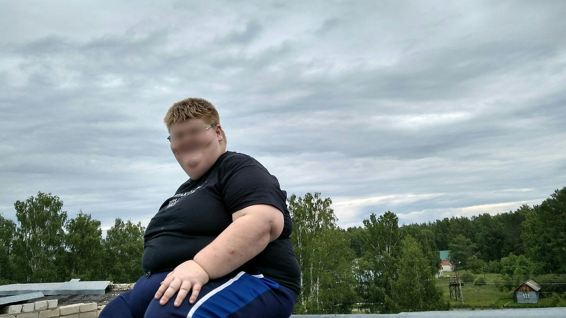 Массивный толстый молодой человек со стриженою