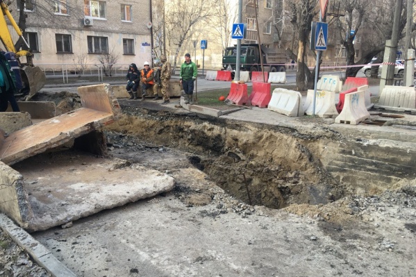 Не факт, что яма таких размеров получилась именно из-за прорыва. Возможно, что фотокорреспондент пришел, когда техника раскопала ее еще больше Не факт, что яма таких размеров получилась именно из-за прорыва. Возможно, что фотокорреспондент пришел, когда техника раскопала ее еще больше