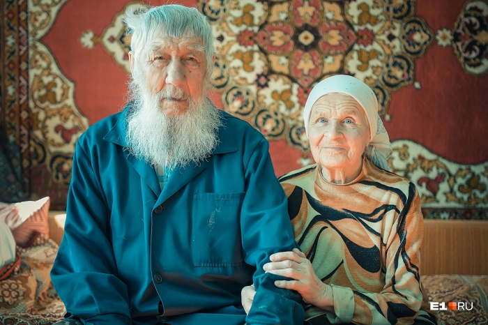 Нина Алексеевна с мужем Василием Васильевичем староверы, они доброжелательные и гостеприимные Нина Алексеевна с мужем Василием Васильевичем староверы, они доброжелательные и гостеприимные
