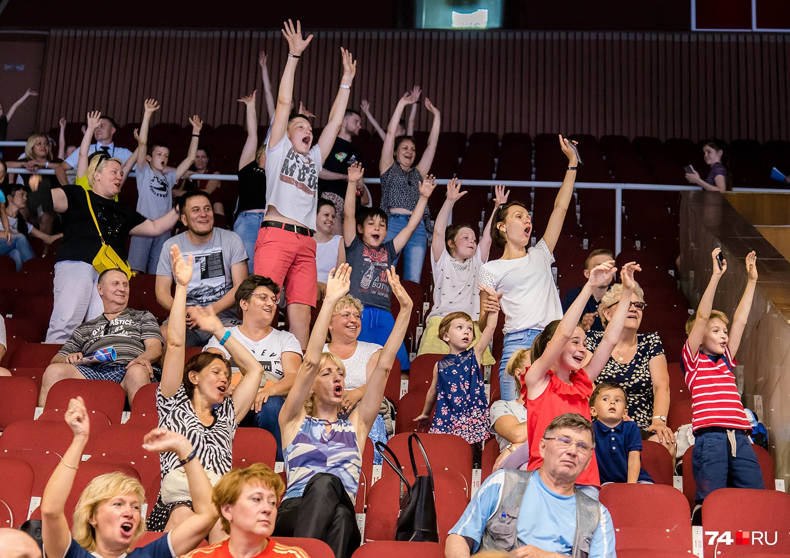 В зрителей «пуляли» футболками с символикой первенства и Кубка России