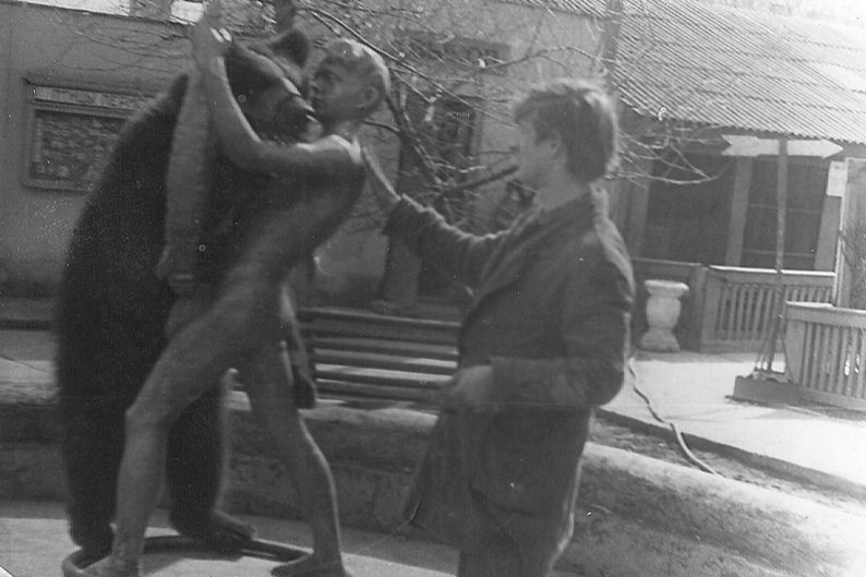 Зоолог Сергей Стенно с медвежонком Дымкой. 1974 год<br> Зоолог Сергей Стенно с медвежонком Дымкой. 1974 год<br>