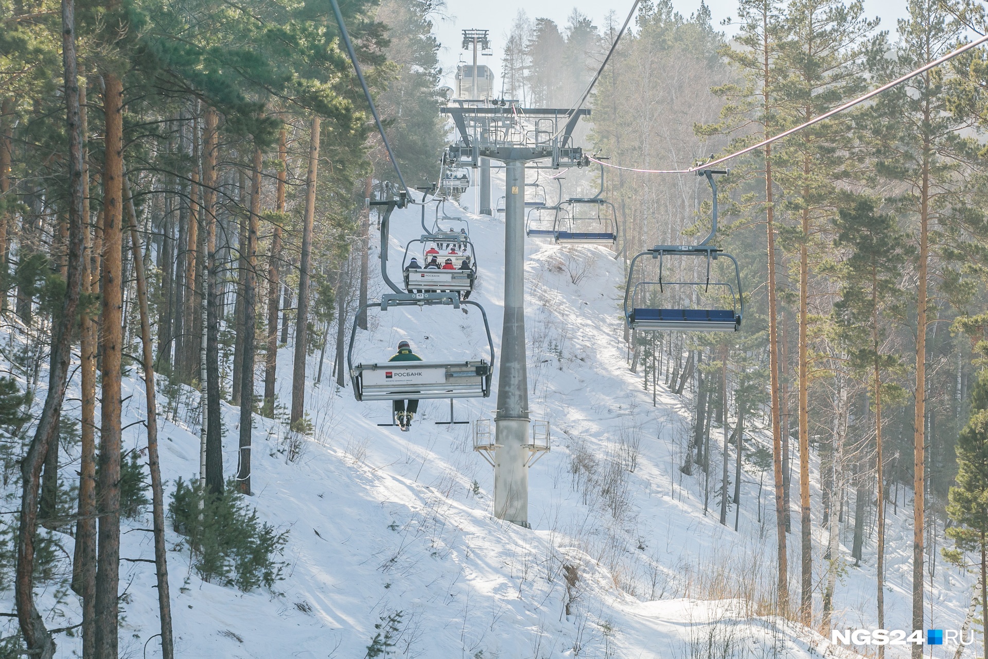 Красноярск холодно. Канатка в Красноярске Бобровый Лог. Канатка в Бобровом Логу Красноярск. Канатка в Красноярске Бобровый. Канатно кресельная дорога Бобровый Лог.