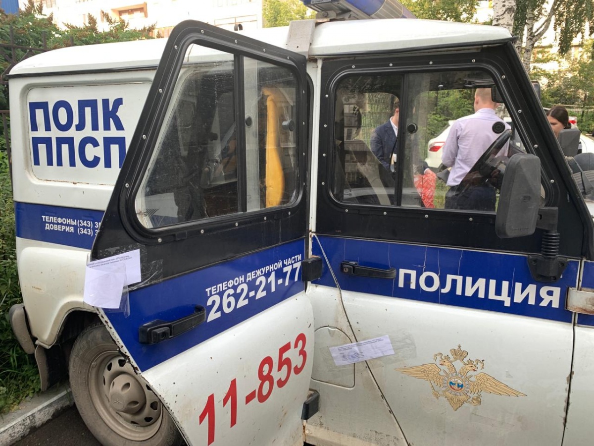 Полицейские поймали девушку, когда она выходила из сауны, и посадили в эту машину Полицейские поймали девушку, когда она выходила из сауны, и посадили в эту машину