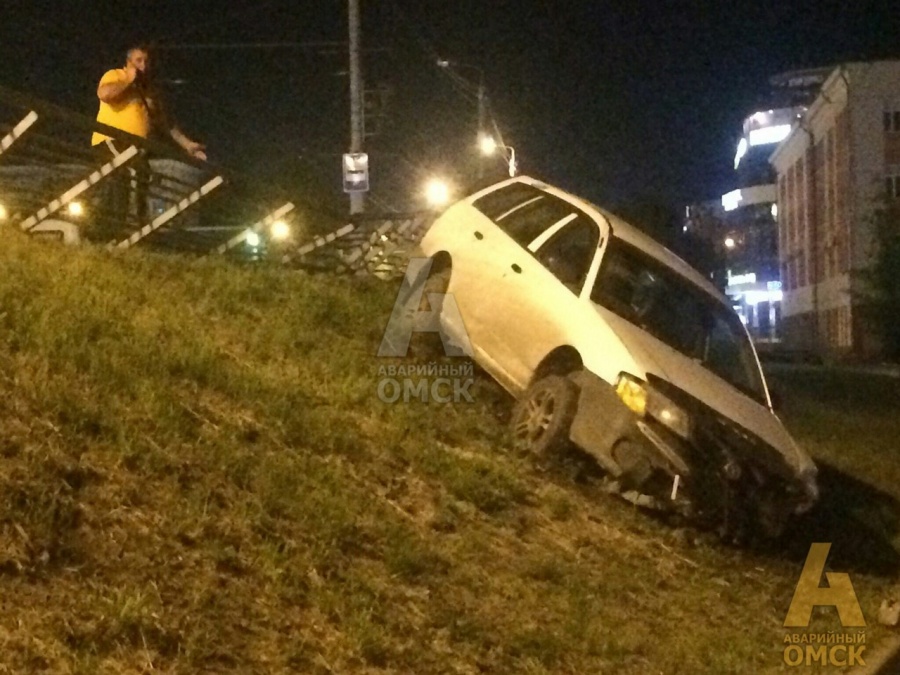 В Омске легковушка вылетела с дороги, пробив ограждение — ужасающие фото