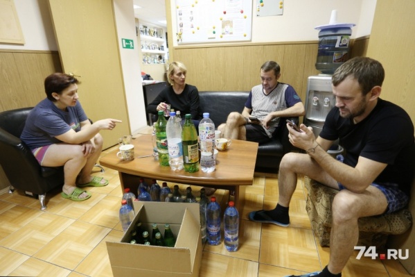 Накануне женская часть коллектива прекратила голодать Накануне женская часть коллектива прекратила голодать