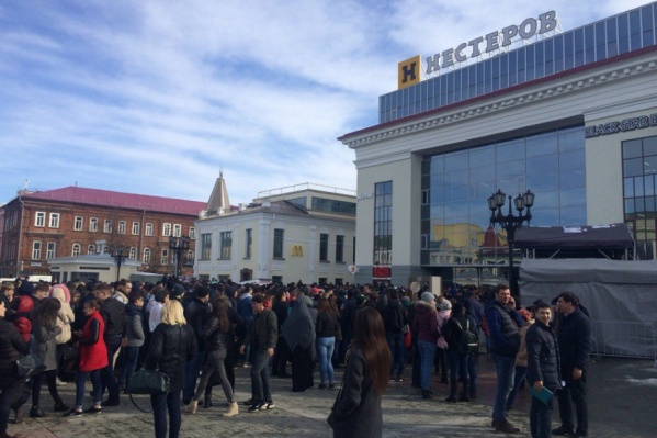 Очередь растянулась на несколько десятков метров Очередь растянулась на несколько десятков метров