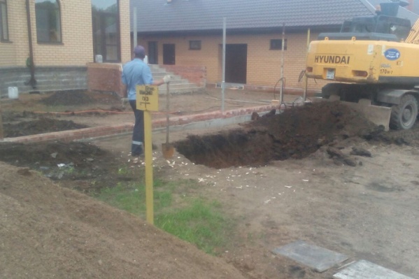 Экскаваторщик проигнорировал знак Экскаваторщик проигнорировал знак
