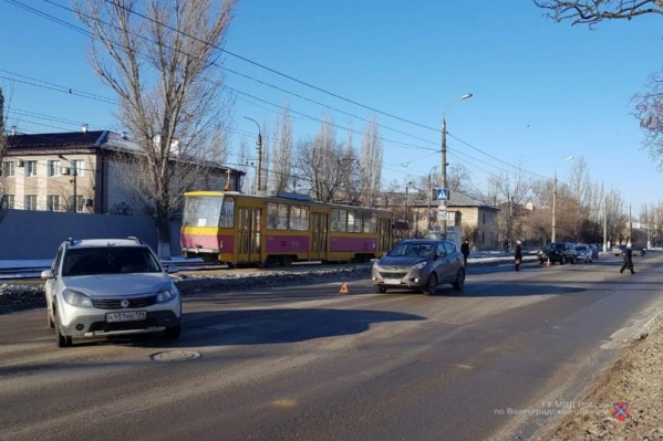 Джип врезался в иномарку, остановившуюся для пропуска пешеходов Джип врезался в иномарку, остановившуюся для пропуска пешеходов