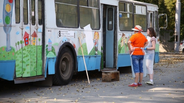 Ищите на улицах города: школьники из Екатеринбурга вместе с полицейскими разрисовали троллейбус