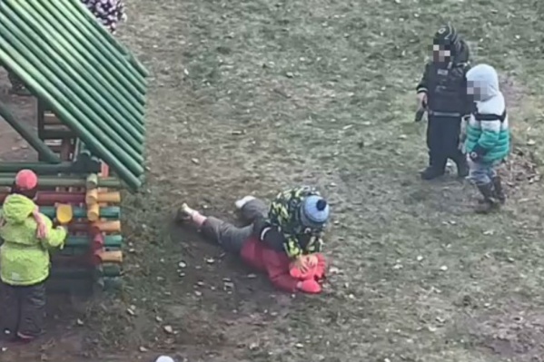 Одногруппники по очереди пинали, били кулачками и топтали лежавшую на земле девочку Одногруппники по очереди пинали, били кулачками и топтали лежавшую на земле девочку 