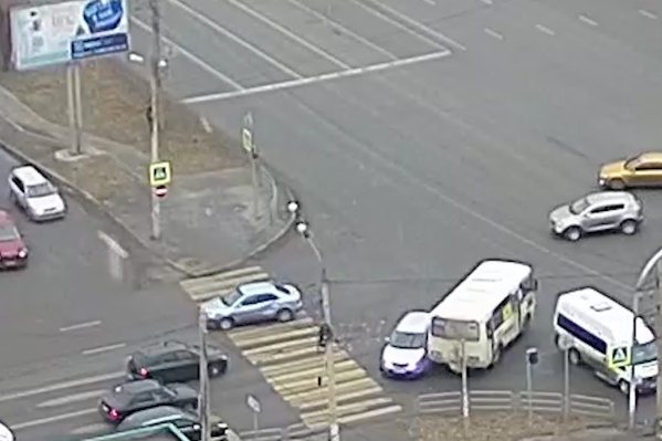 Раньше на этом перекрёстке была реклама в виде большого сердца, но его постоянно сбивали Раньше на этом перекрёстке была реклама в виде большого сердца, но его постоянно сбивали