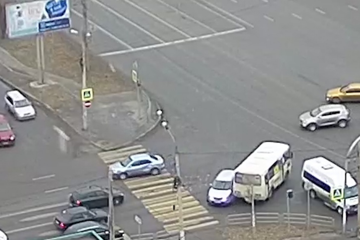 Раньше на этом перекрёстке была реклама в виде большого сердца, но его постоянно сбивали Раньше на этом перекрёстке была реклама в виде большого сердца, но его постоянно сбивали