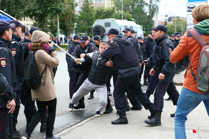 На акции против пенсионной реформы в Перми задерживают активиста с российским флагом 