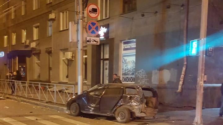 После столкновения «Тойота Королла Филдер» въехала в фонарный столб После столкновения «Тойота Королла Филдер» въехала в фонарный столб