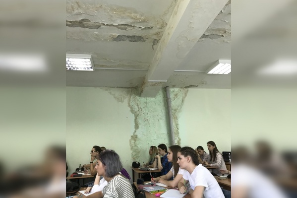 Студенты вынуждены получать знания не в самых комфортных условиях Студенты вынуждены получать знания не в самых комфортных условиях