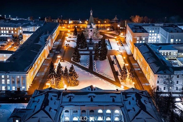Вечером даже административные здания Нижегородского кремля выглядят симпатичными Вечером даже административные здания Нижегородского кремля выглядят симпатичными