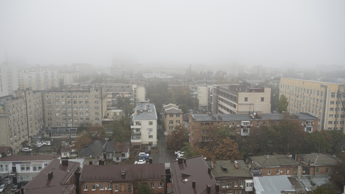 Куда выходят окна этого высокого здания?