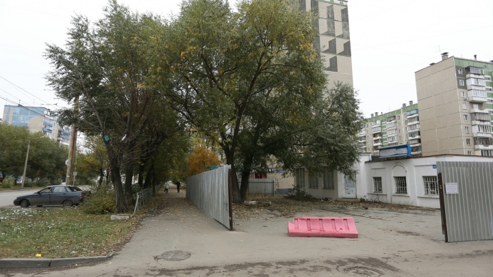 «Оттяпали полтротуара»: на северо-западе Челябинска на месте магазина построят спорткомплекс
