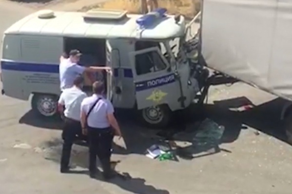 Передняя часть патрульной машины сильно деформирована Передняя часть патрульной машины сильно деформирована