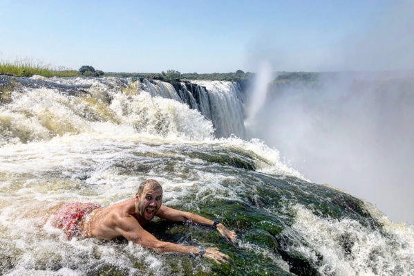 Алексей Камерзанов на краю водопада Виктория Алексей Камерзанов на краю водопада Виктория