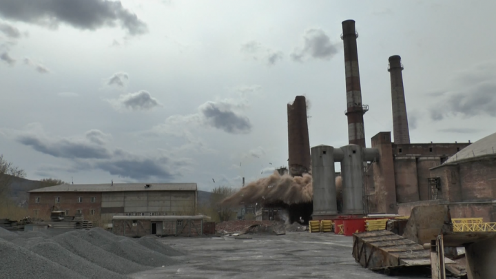 Видео: на цементном заводе обрушили остаток трубы