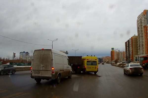 Судя по видео, водитель скорой буквально протаранил грузовик Судя по видео, водитель скорой буквально протаранил грузовик