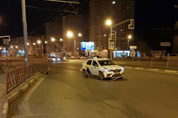 Водителя сложно вычислить: у «Логана» спереди нет номеров Водителя сложно вычислить: у «Логана» спереди нет номеров