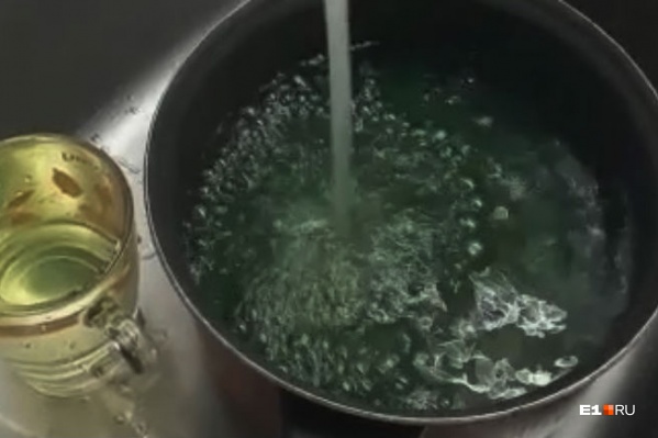 Зеленая вода побежала на улице Патриотов Зеленая вода побежала на улице Патриотов 