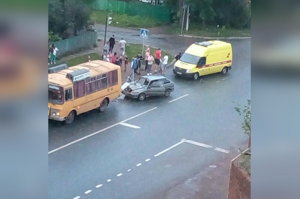 Автобус остановился, чтобы высадить пассажиров, водитель легковой не успел среагировать Автобус остановился, чтобы высадить пассажиров, водитель легковой не успел среагировать