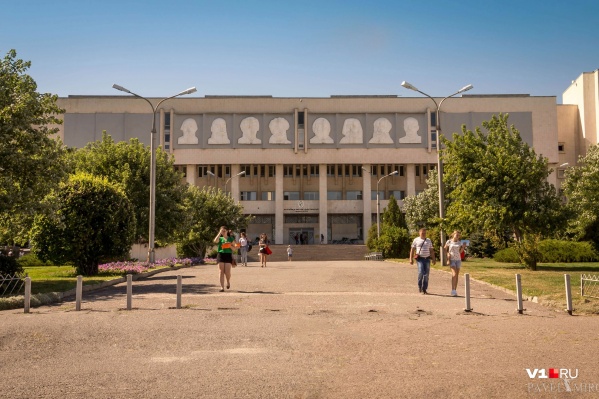 Студенты и выпускники против больницы рядом с ВолГУ, а чиновники видят целесообразность ещё одного медучреждения Студенты и выпускники против больницы рядом с ВолГУ, а чиновники видят целесообразность ещё одного медучреждения
