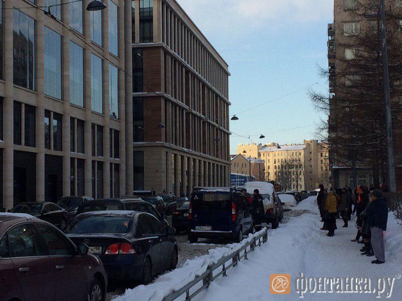 Пока продолжается проверка, чиновники из «Невской Ратуши» вынужденно коротают время на улице или отправились на ланч Пока продолжается проверка, чиновники из «Невской Ратуши» вынужденно коротают время на улице или отправились на ланч
