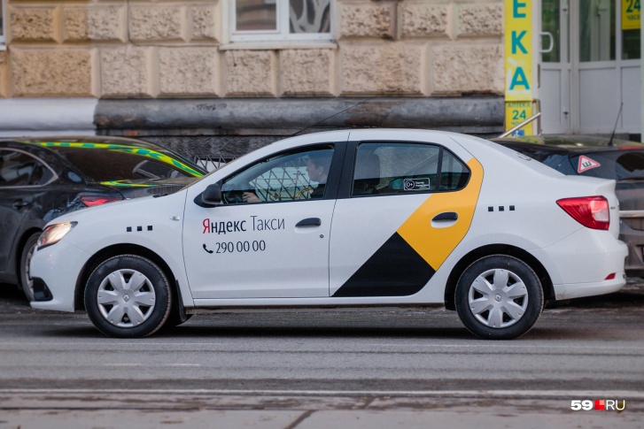12 машин пермского перевозчика, приезжающих по номеру «Яндекс.Такси», арестовали судебные приставы