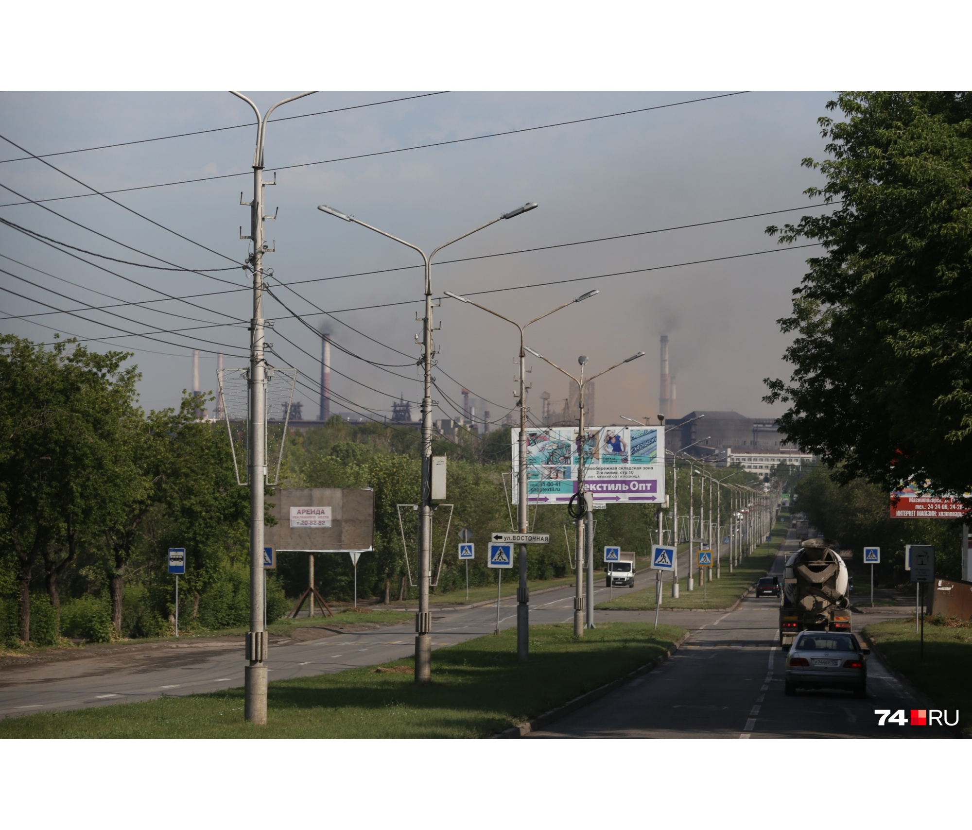 В самом городе небо чистое, а над предприятиями, само собой, висит дымка В самом городе небо чистое, а над предприятиями, само собой, висит дымка