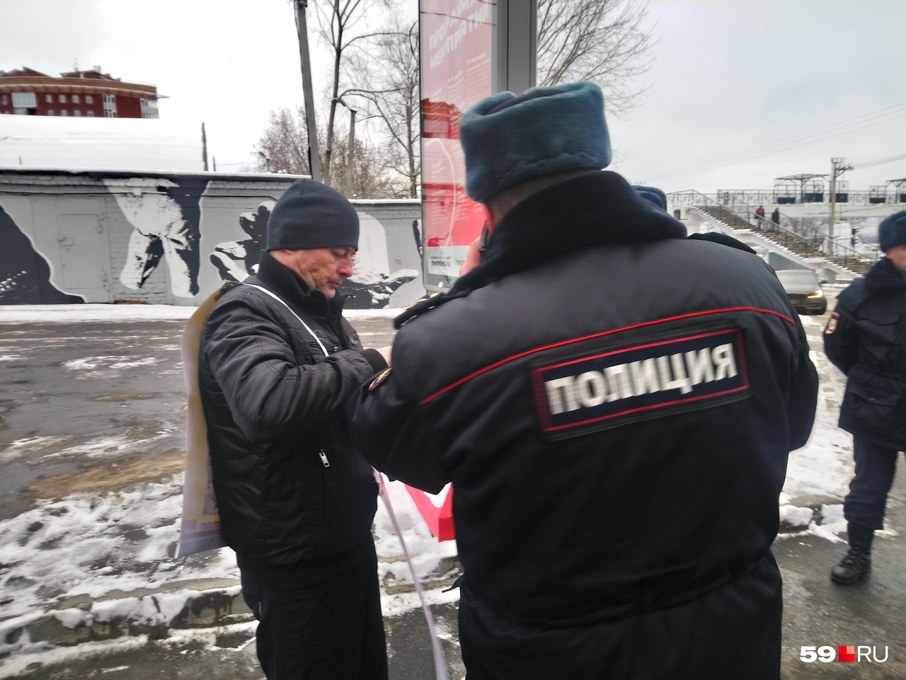 Полиция сразу проверила документы у пикетчика Полиция сразу проверила документы у пикетчика