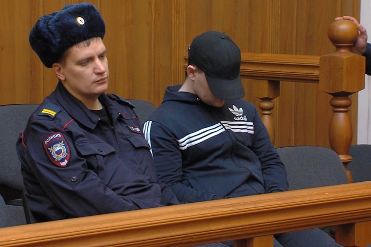 Один из подсудимых на момент совершения преступления был не совершеннолетним... Один из подсудимых на момент совершения преступления был не совершеннолетним...