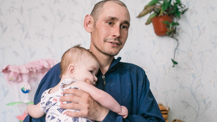 У бригадира из Богдановича забирают трёхмесячного сына за то, что неправильно выбрал жену