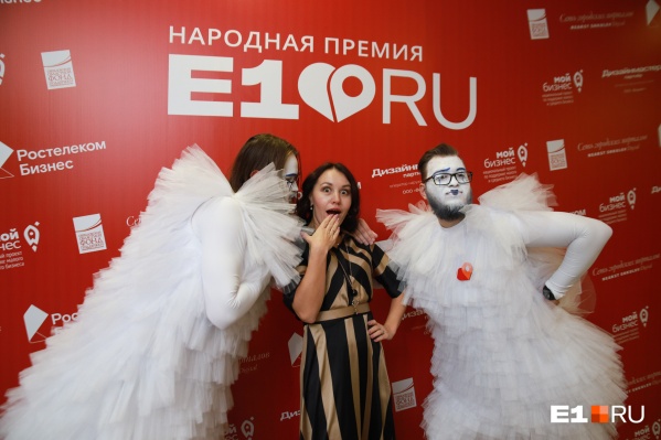 Гостей до начала церемонии развлекали мимы Гостей до начала церемонии развлекали мимы