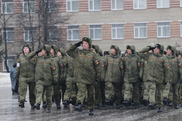 Сегодня участники парада маршируют по плацу Новосибирского высшего военного командного училища Сегодня участники парада маршируют по плацу Новосибирского высшего военного командного училища