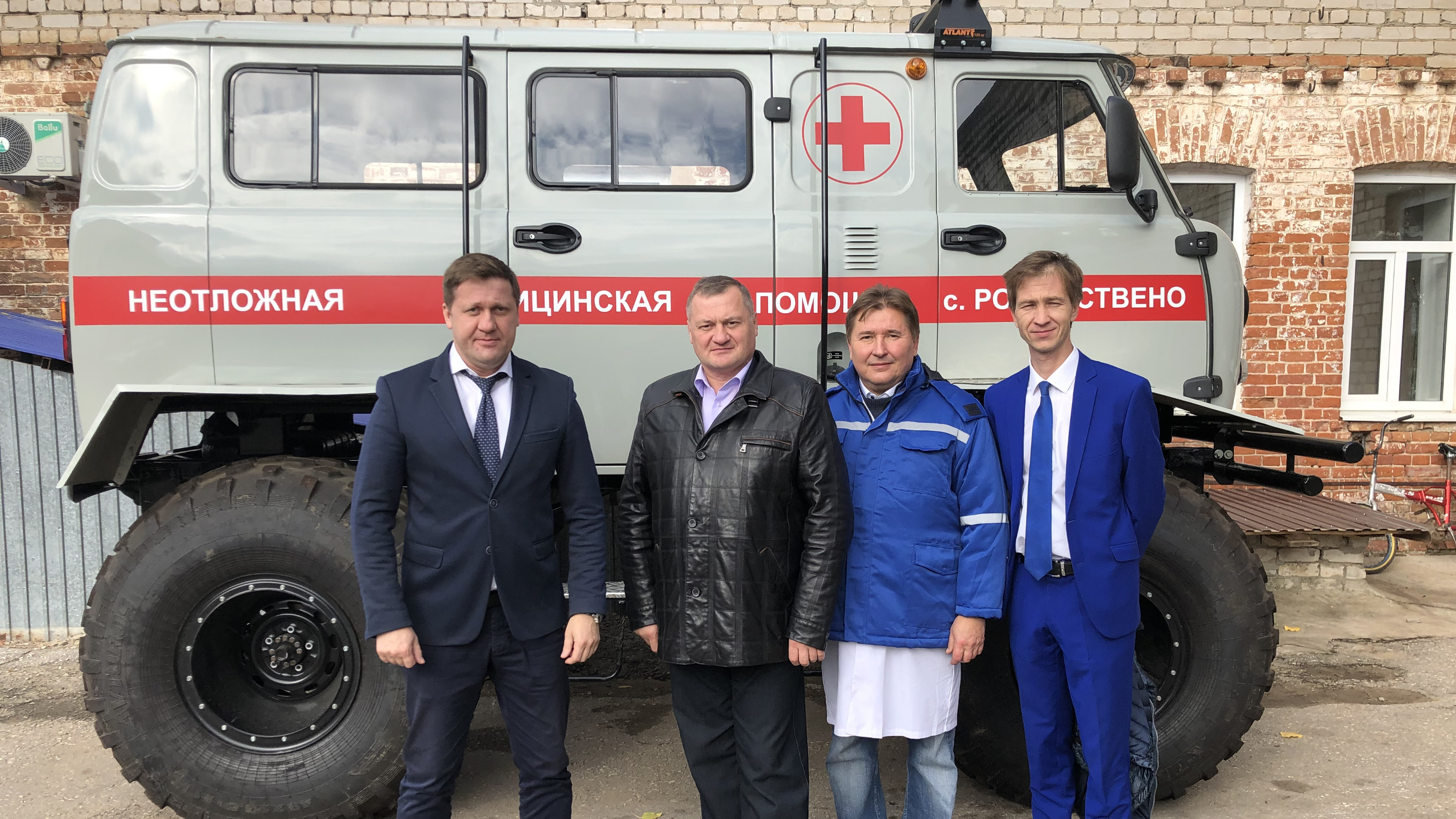 Чудо медицины: в Самарской области поликлинике подарили «буханку» на гигантских колёсах