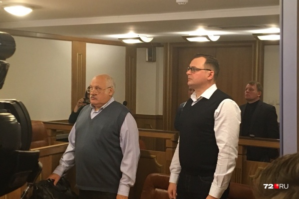 Дмитрий Еремеев (на фото справа), услышав вердикт суда, сразу покинул зал заседаний. Общаться с журналистами не стал Дмитрий Еремеев (на фото справа), услышав вердикт суда, сразу покинул зал заседаний. Общаться с журналистами не стал
