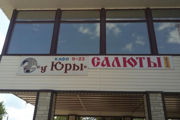 Мальчик не заметил прикрытый ДСП люк рядом с кафе Мальчик не заметил прикрытый ДСП люк рядом с кафе