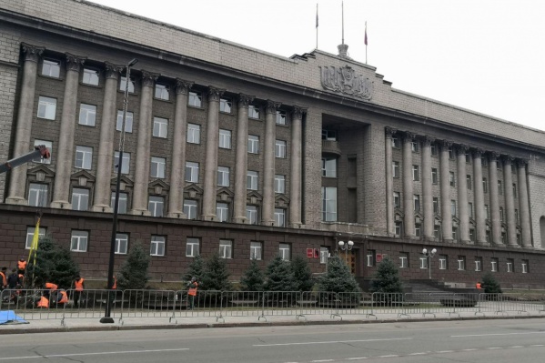 На прошлой неделе машстабно обновили озеленение около краевого правительства На прошлой неделе машстабно обновили озеленение около краевого правительства